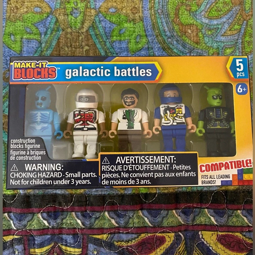 3 pr. of SpongeBob socks & 2 packs Defenders & 1 Galactic Battles make-it blocks